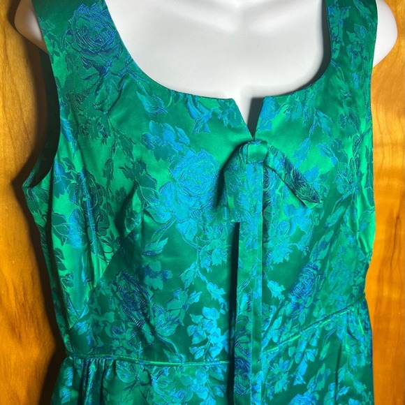 Elegant Green Floral Dress - Picture 2 of 9